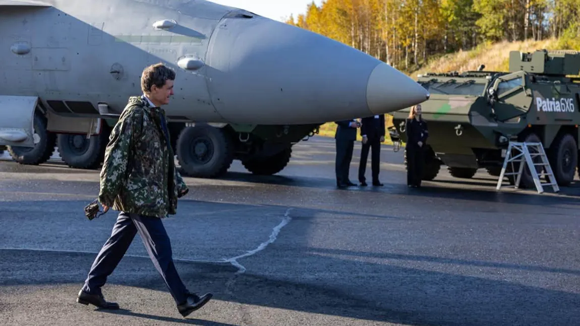 Nicușor Dan a vizitat baza militară Lapland Air Wing din Finlanda: „Avem multe de învățat unii de la ceilalți, de la pregătirea piloților și infrastructura bazelor aeriene, până la mentenanță și producția industrială”