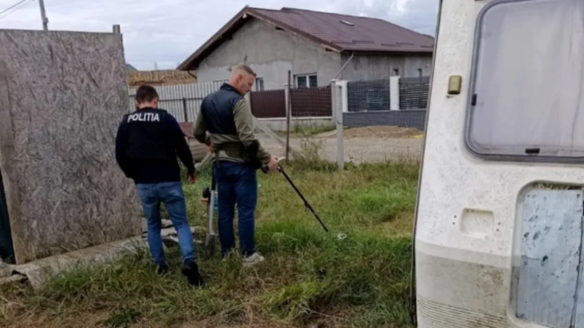 Doi bărbați, arestați după ce ar fi furat bijuterii de aur de 100.000 de euro dintr-o locuință din Piatra-Neamț. O parte din pradă a fost îngropată în curtea unuia dintre suspecți