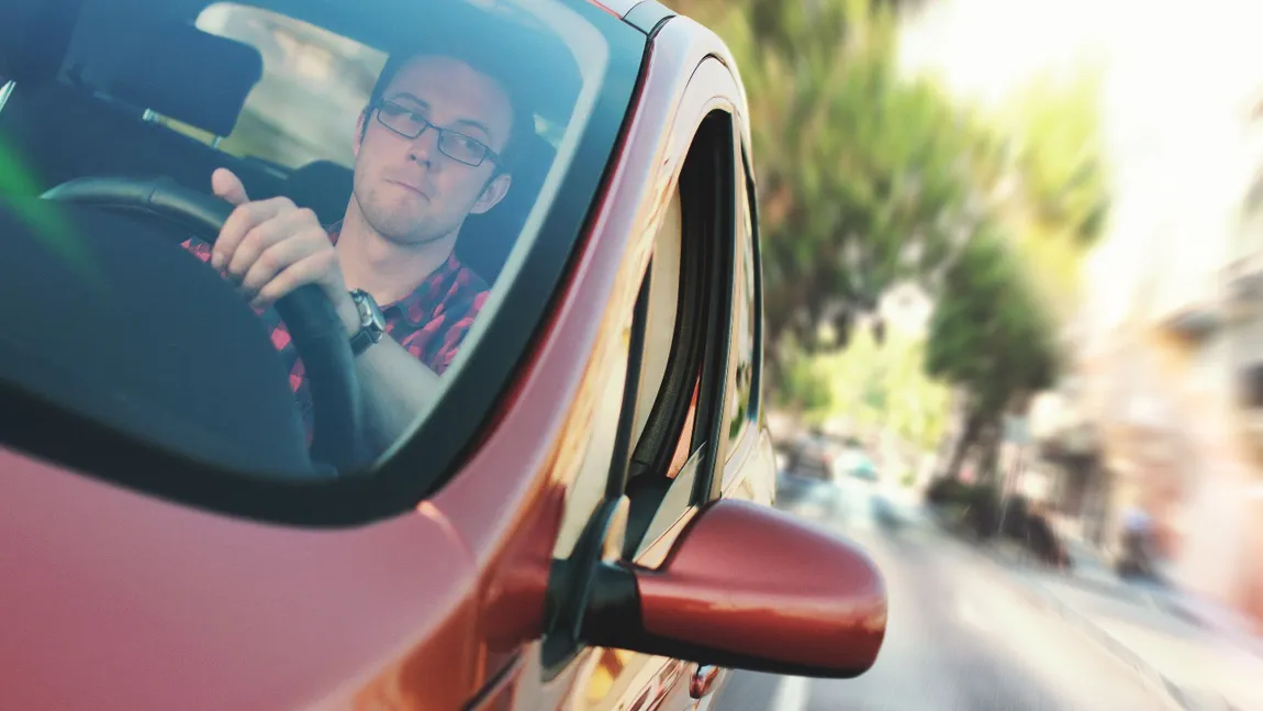 Atenție, șoferi! Amenzi uriașe, de până la 1.000 de euro, pentru cine nu respectă o regulă esențială în trafic