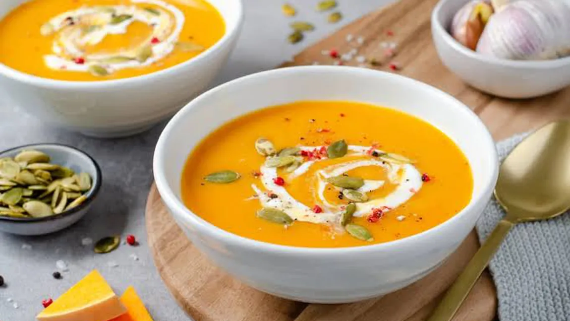 Supă cremă de dovleac copt cu feta și usturoi caramelizat. Rețeta este populară pe TikTok și foarte simplu de pregătit