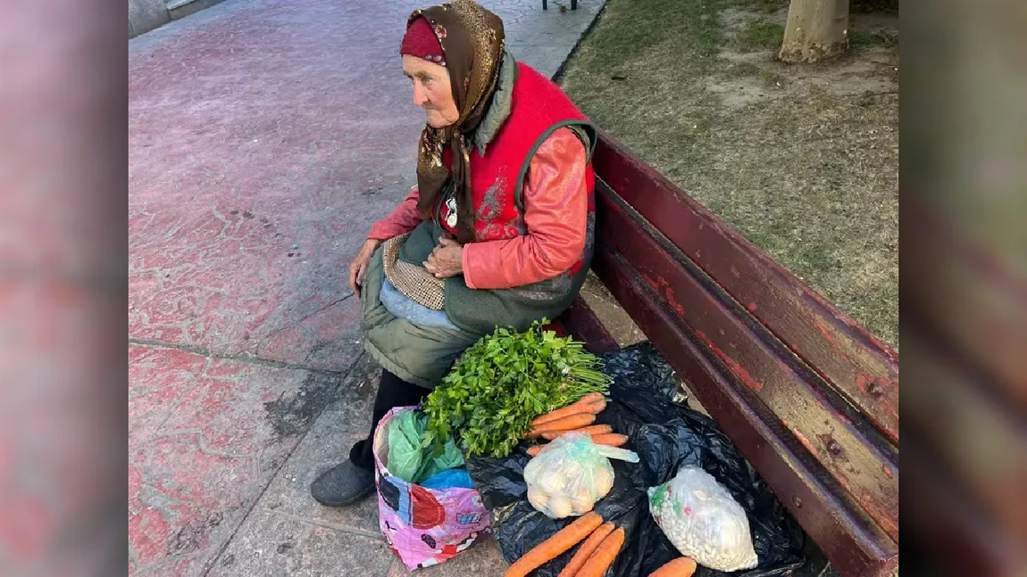 La 80 de ani, tanti Măria vinde zarzavaturi și legume pe o bancă. Copiii i-au plecat în străinătate, în căutarea unui trai mai bun: „Pensia este mică și trebuie să mă descurc”