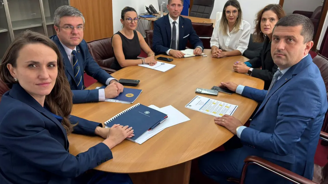 Miniștrii USR dezmint zvonurile privind demisia în masă din Guvern: Ghinion, suntem și astăzi la muncă