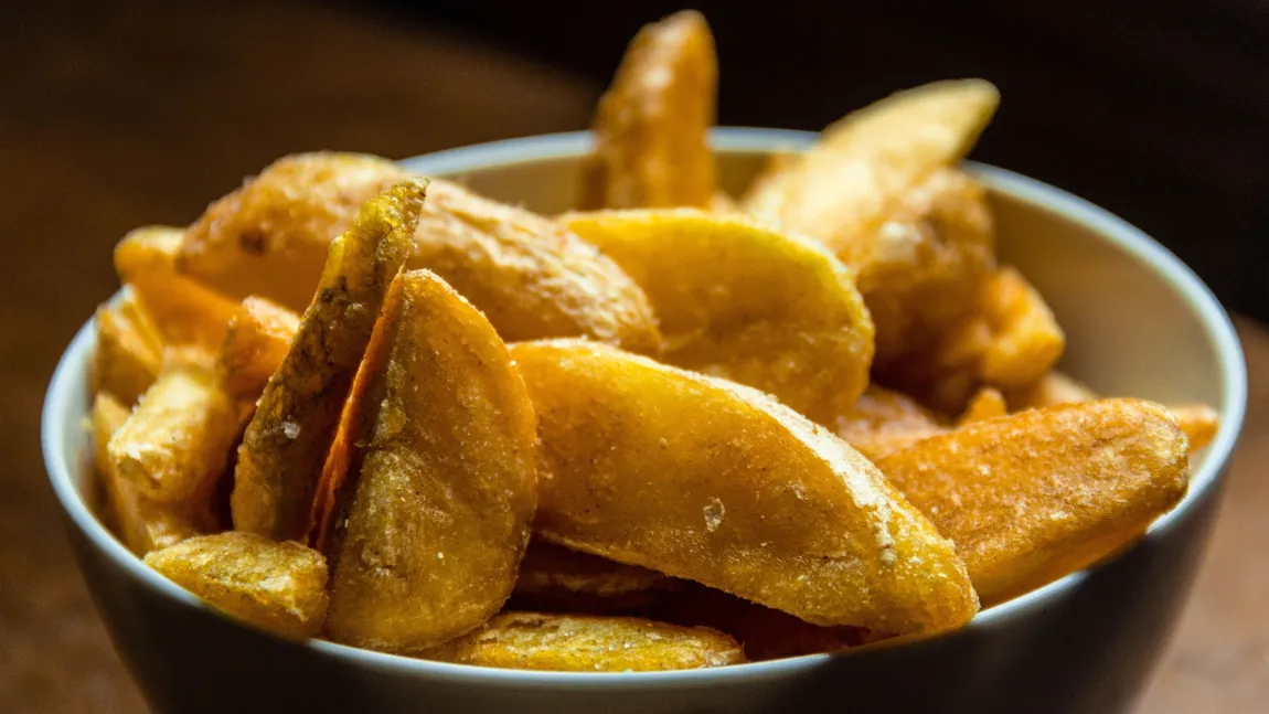 Cum să faci cartofi wedges ca la fast-food acasă. Rețeta simplă pentru o gustare crocantă și delicioasă