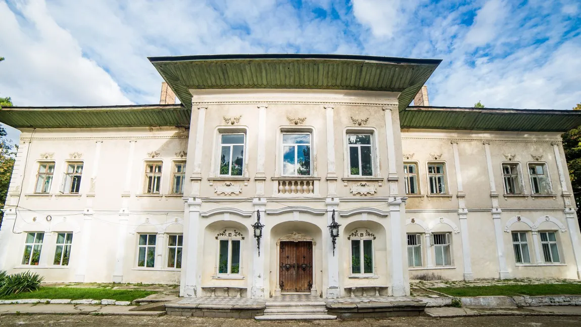 Castelul Cantacuzino-Ghica Deleni, mărturia uneia dintre cele mai vechi curți boierești din Moldova, este de vânzare