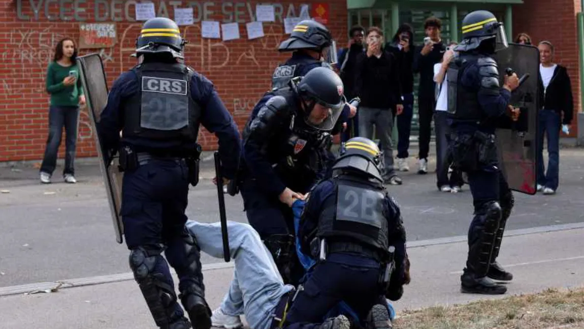 VIDEO Noi ciocniri violente între liceenii francezi și poliție, în timp ce protestele tinerilor se extind din Franța în Belgia