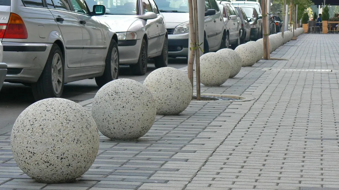 Care este rolul sferelor de beton de pe trotuare. Puțini știu de ce sunt amplasate în anumite locuri