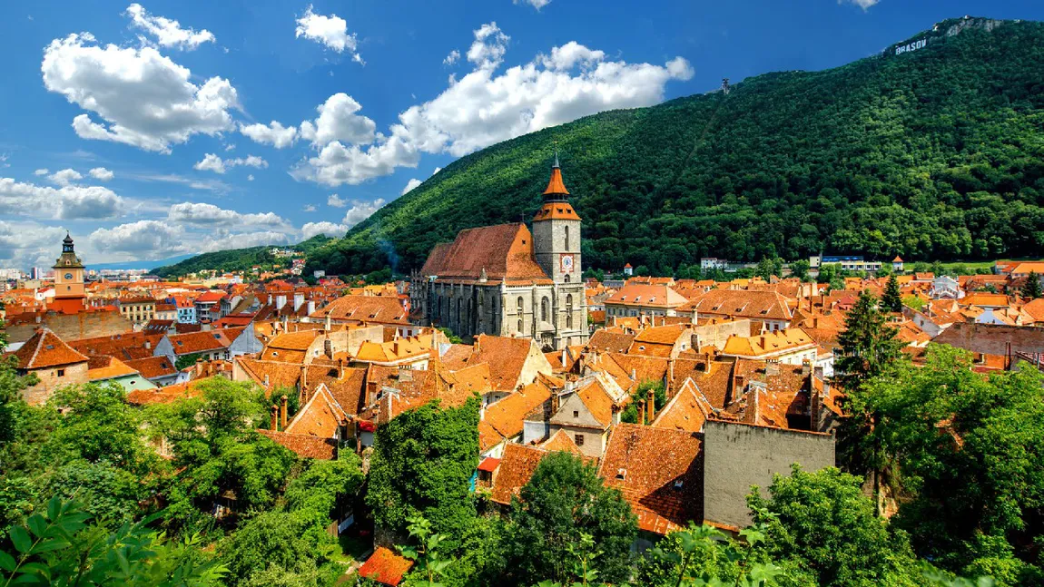 Brașovul își schimbă radical strategia pentru turism. Orașul de la poalele Tâmpei va avea un centru expozițional, mai multe parcări cu plată și reguli mai stricte pentru cazări
