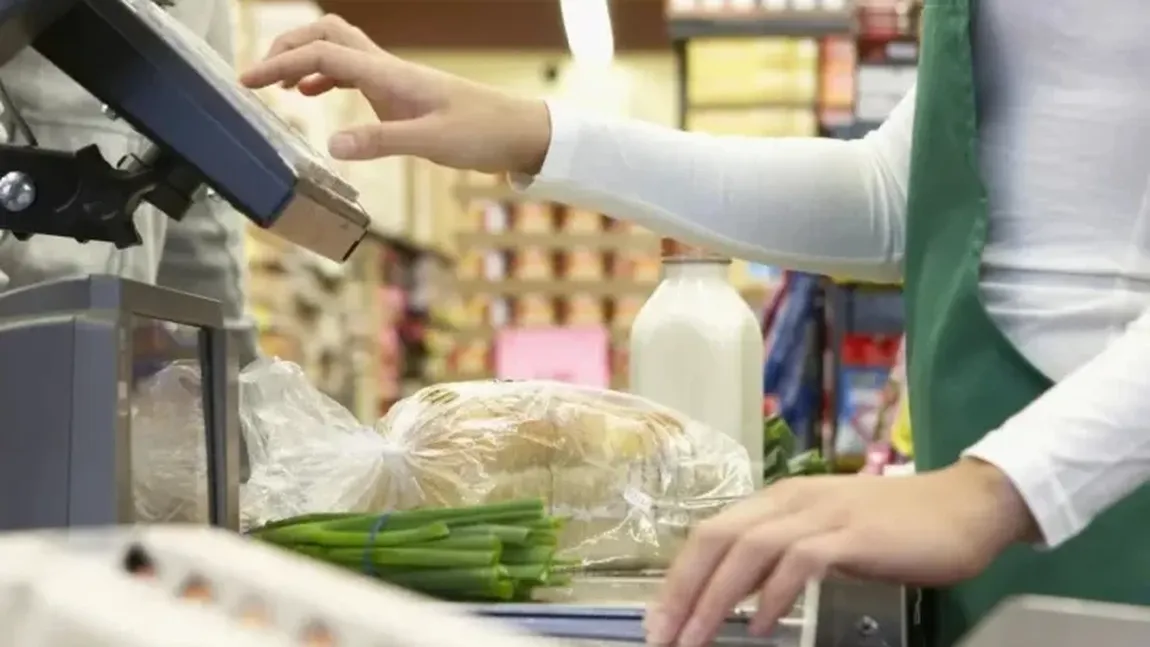 O casieră a furat peste 40.000 de euro de la un supermarket. Cum funcționa „schema pungilor”