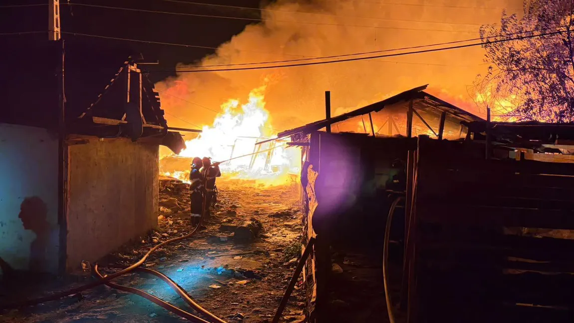 Incendiu în Baia Mare. Mai multe locuinţe improvizate au luat foc. Misiunea, extrem de dificilă din cauza materialelor combustibile din zona afectată şi a vântului