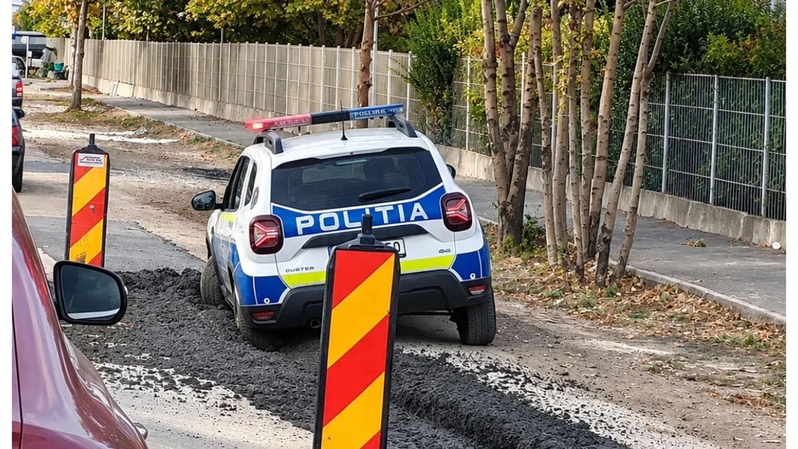 Mașină de poliție blocată în betonul proaspăt turnat. Cum explică polițiștii