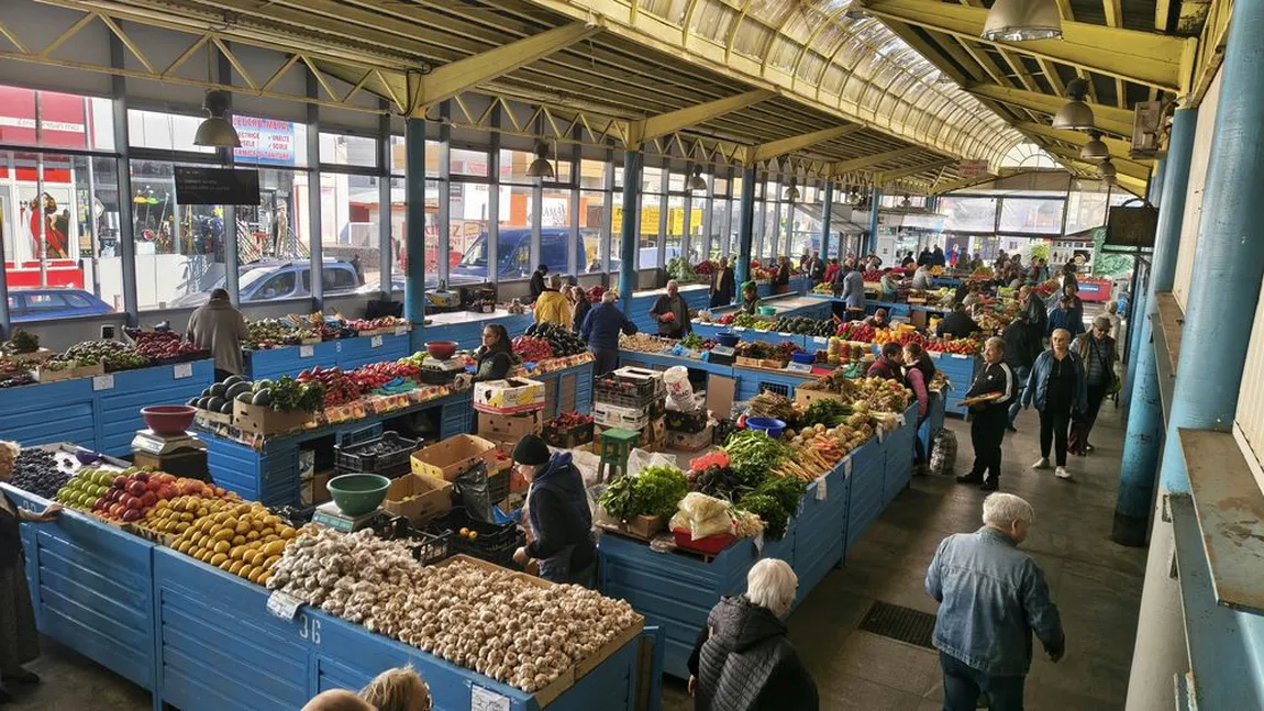 Prețurile „psihologice” au ajuns și pe tarabe în piețe. Comercianții spun că oamenii se uită cu atenție înainte de a cumpăra