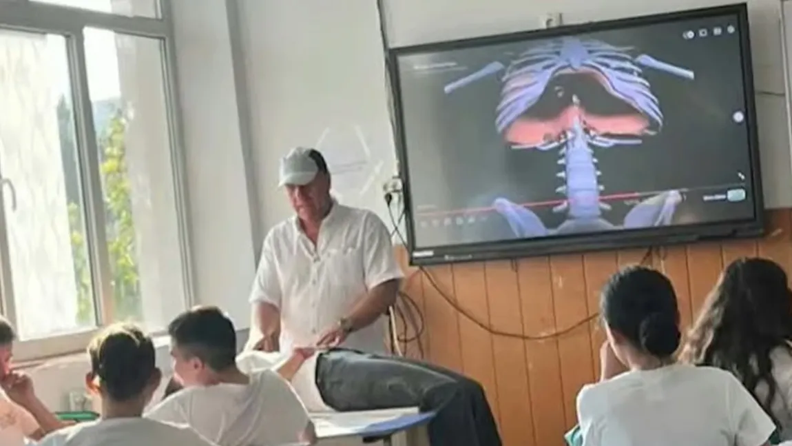 Un profesor de muzică de la un liceu din Urlați a fost suspendat după ce le-ar fi obligat pe elevele sale să se întindă pe catedră