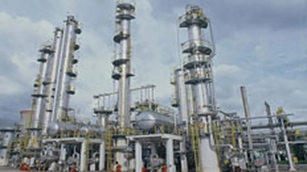 Inchiderea rafinariei Arpechim ar putea scumpi carburantii