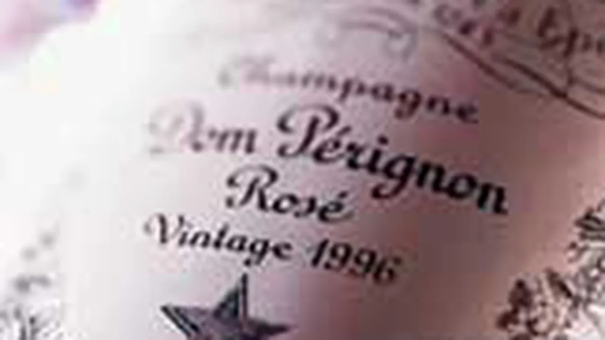 Consumatorii se orienteaza spre sampania de lux