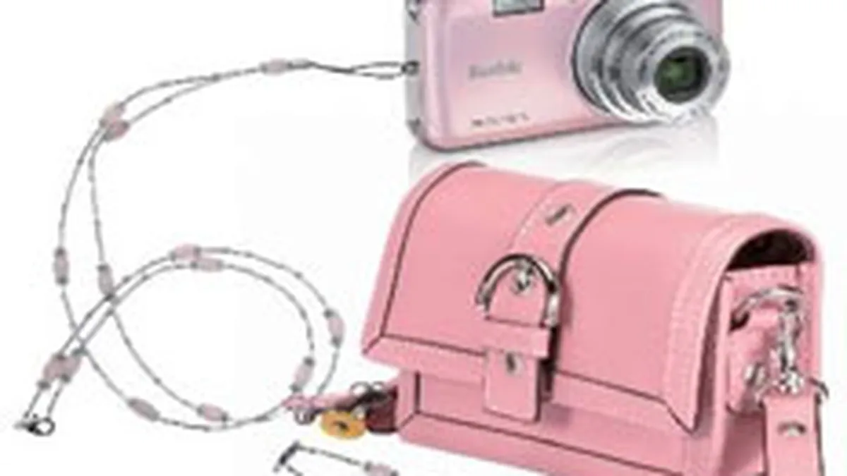 Cererea pe piata camerelor foto digitale migreaza spre modelele fashion