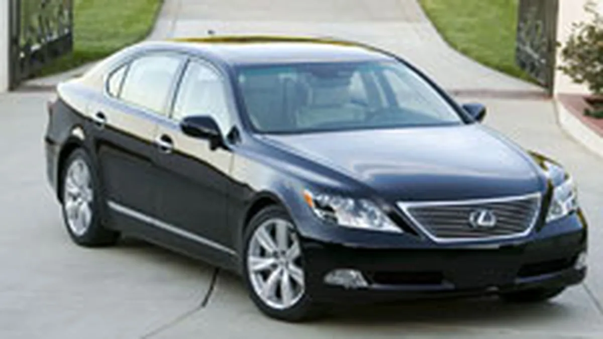 Masina Lexus costa 110.000 euro si previne accidentele