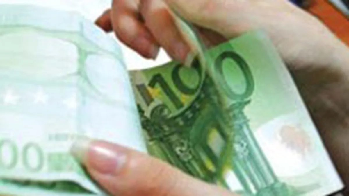 Leul a scazut usor fata de euro, urmand trendul regional