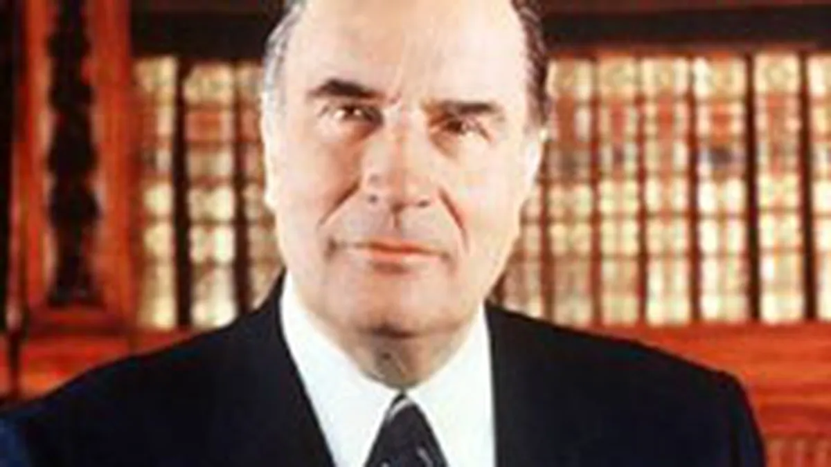 Hainele lui Mitterrand, scoase la licitatie in Paris pentru 90.000 euro