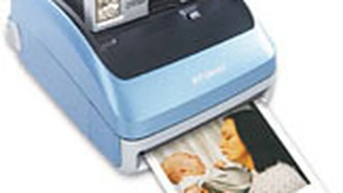Polaroid renunta la productia de film cu developare instantanee