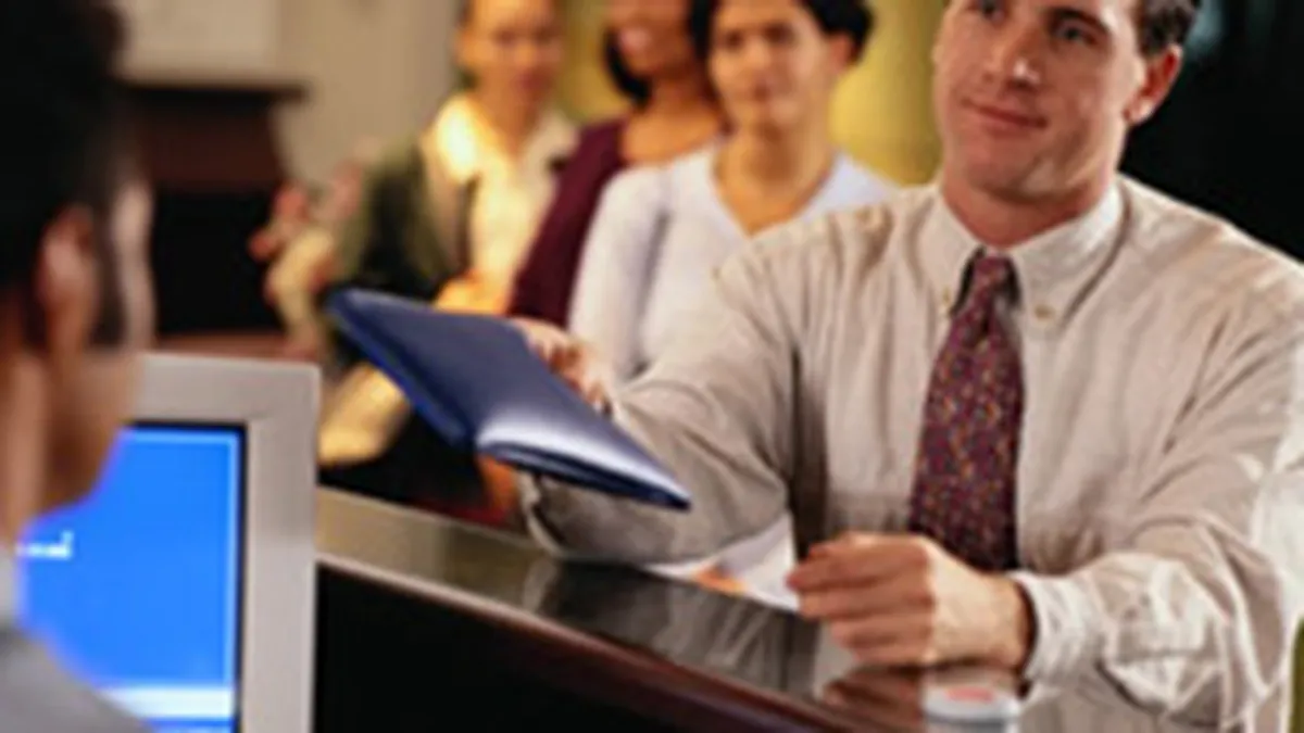 BCR recruteaza 6 tineri specialisti printr-un program de training