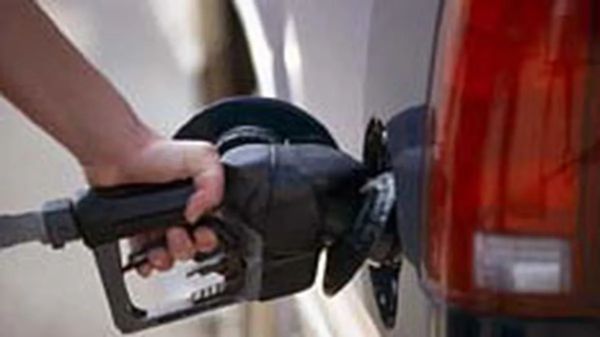 Ping-pong intre guvern si companiile petroliere, pe tema preturilor la carburanti