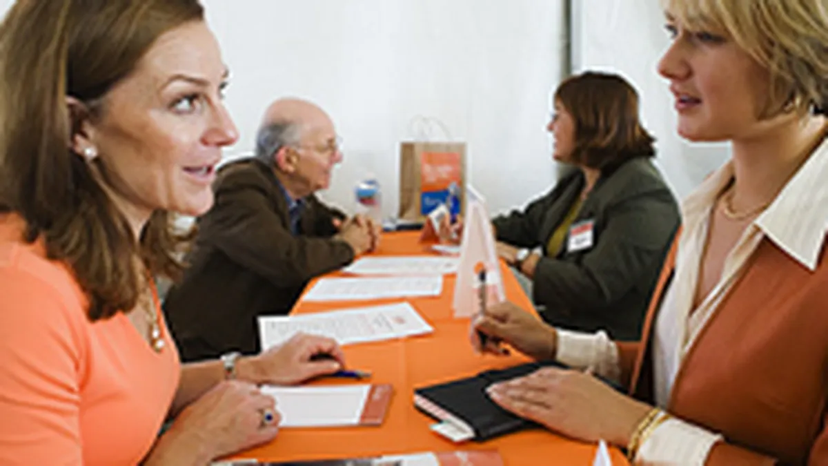 Bursa locurilor de munca: 4.513 de posturi disponibile in servicii si constructii