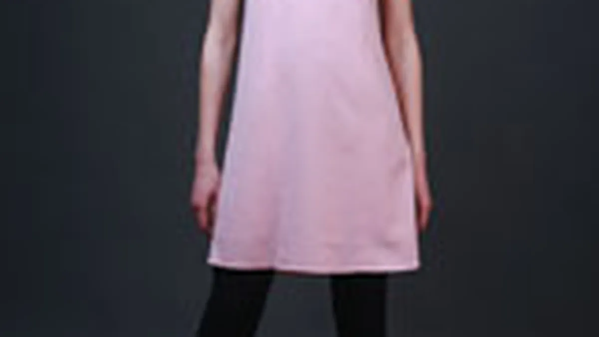 Femeia de business poarta in 2008 rochii in culori vii si palarii