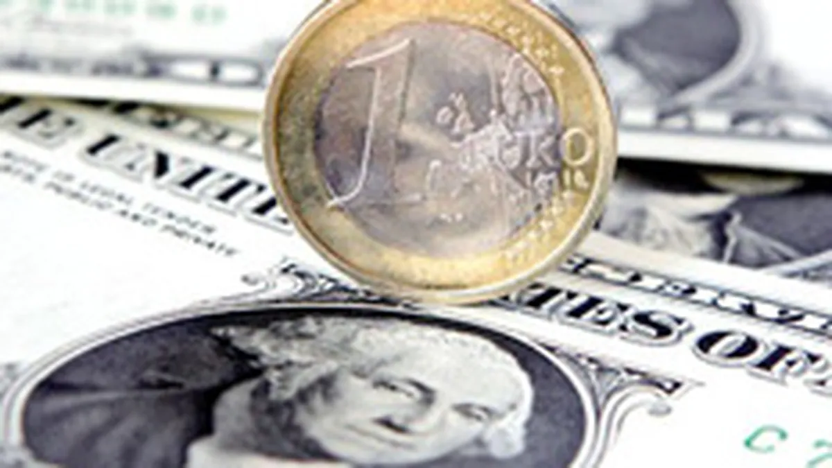 Dolarul, aproape de minimul istoric fata de euro
