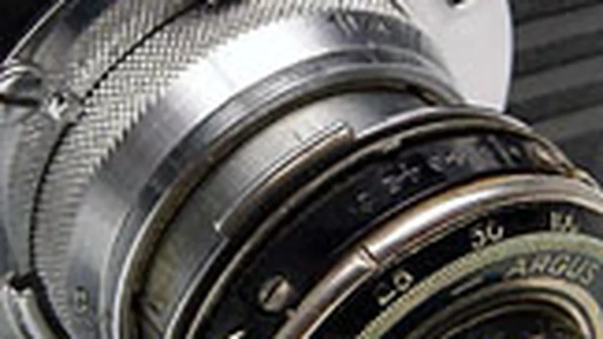 Aparatul foto pe film, \cioc-cioc\ la usa muzeului