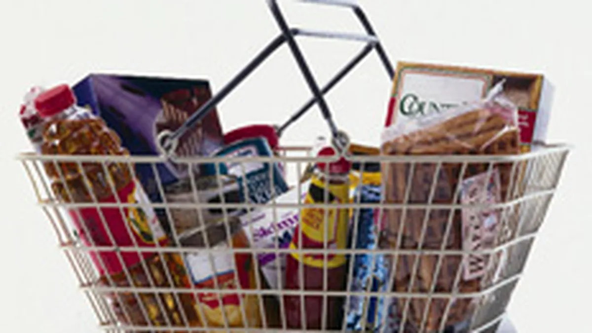 INS: Romanii cheltuiesc jumatate din venituri pe mancare, alcool si tutun