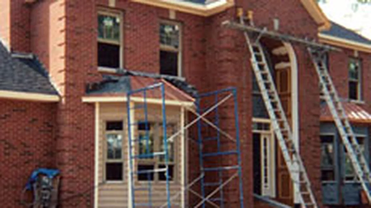 Dezvoltatorii vand locuintele \la gri\ pentru a reduce cat mai mult pretul