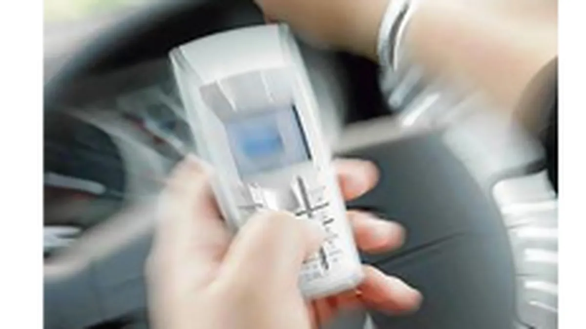 Telefonul mobil distrage soferul mai mult decat pasagerii din masina