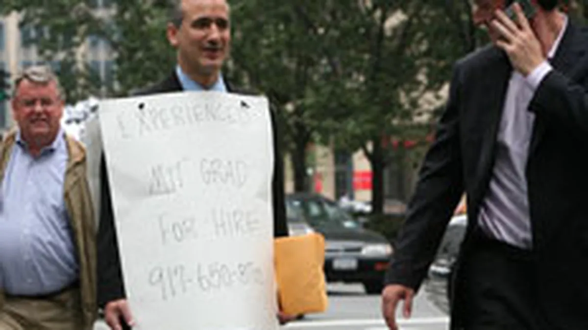 Neconventional: Un bancher si-a gasit job plimbandu-se prin Manhattan intr-o reclama sandvis