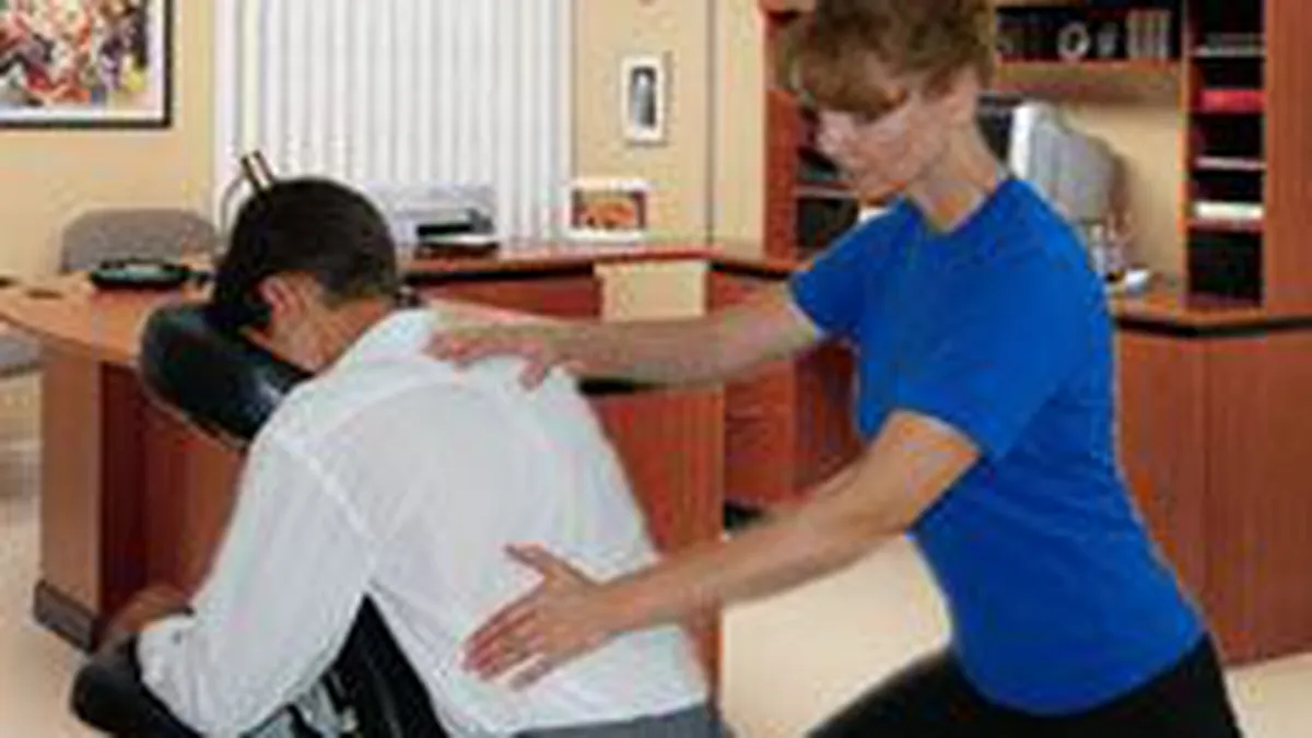 Cum mai creste productivitatea angajatului: masaj direct la locul de munca