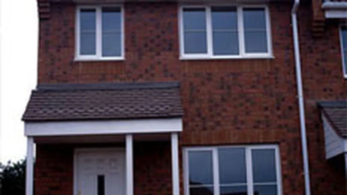 Piata rezidentiala britanica: Preturile si-au temperat scaderea, tranzactiile cresc usor