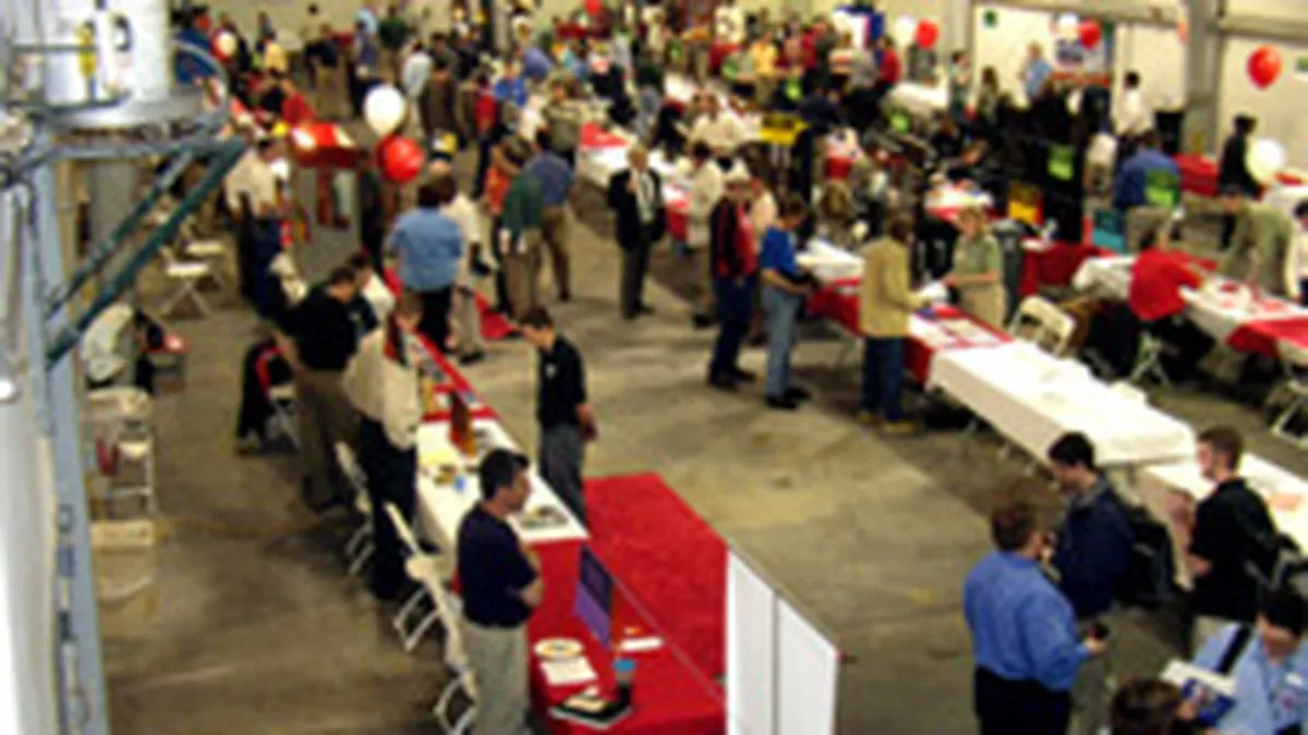 Peste 2.000 de persoane si-au gasit job la bursa locurilor de munca de vineri