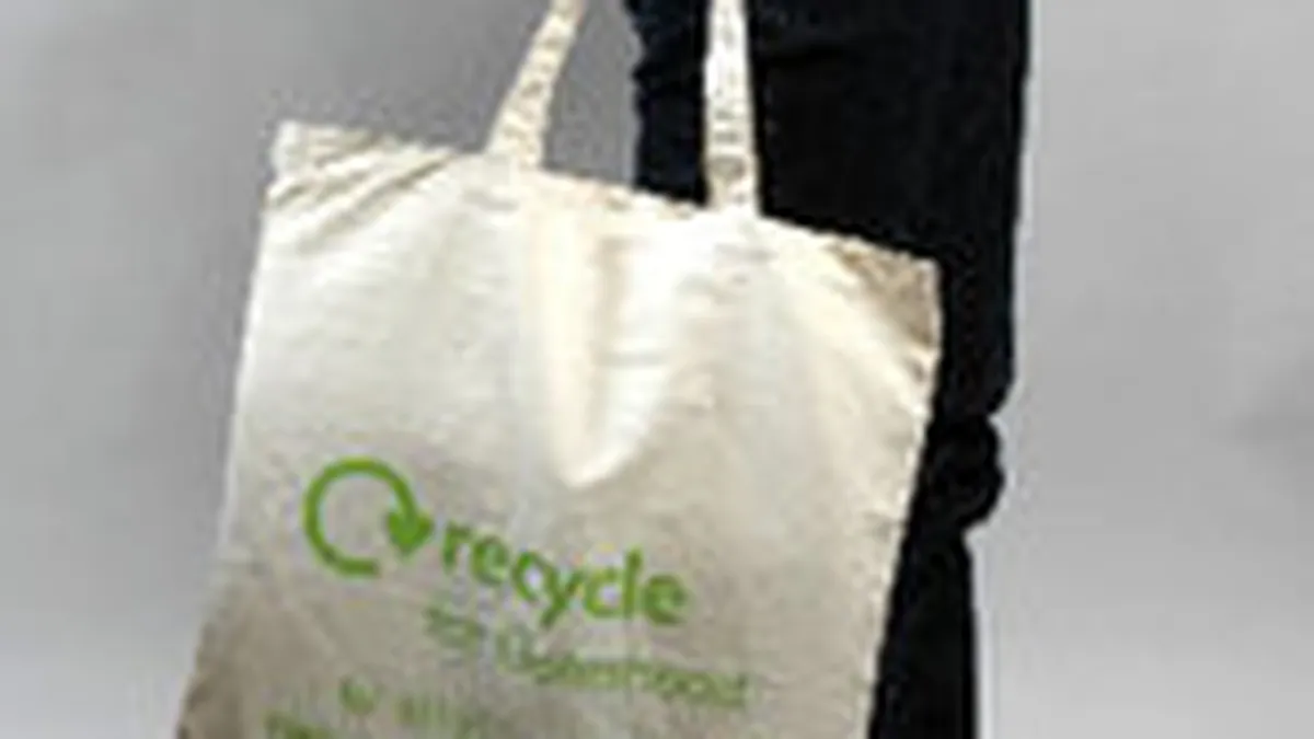 Punct ochit, punct lovit: Eco-taxa i-a convins pe romani sa vina la magazin cu sacose de acasa