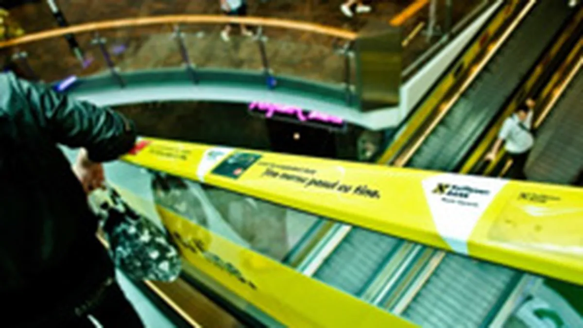 Raiffeisen, client al primei campanii indoor pe scari rulante a Brand Management