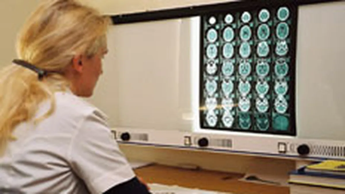 Studiu: Femeile vor domina profesiile medicale pana in 2017