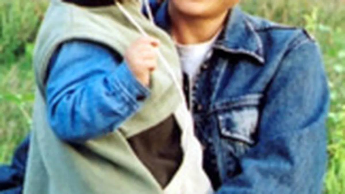 Joc de sah cu motive aztece si tricou original cu semnatura lui Hagi, licitate pentru Alina Gache