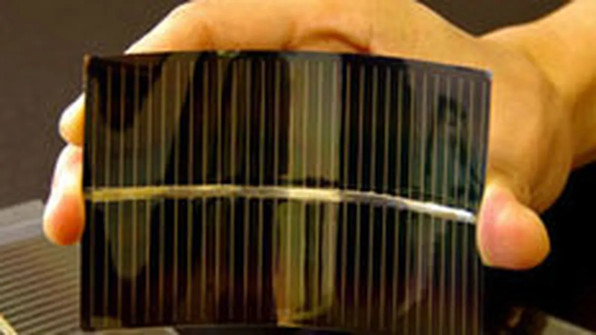 Americanii pregatesc ecranul care se infasoara in jurul corpului si parbrizul-monitor