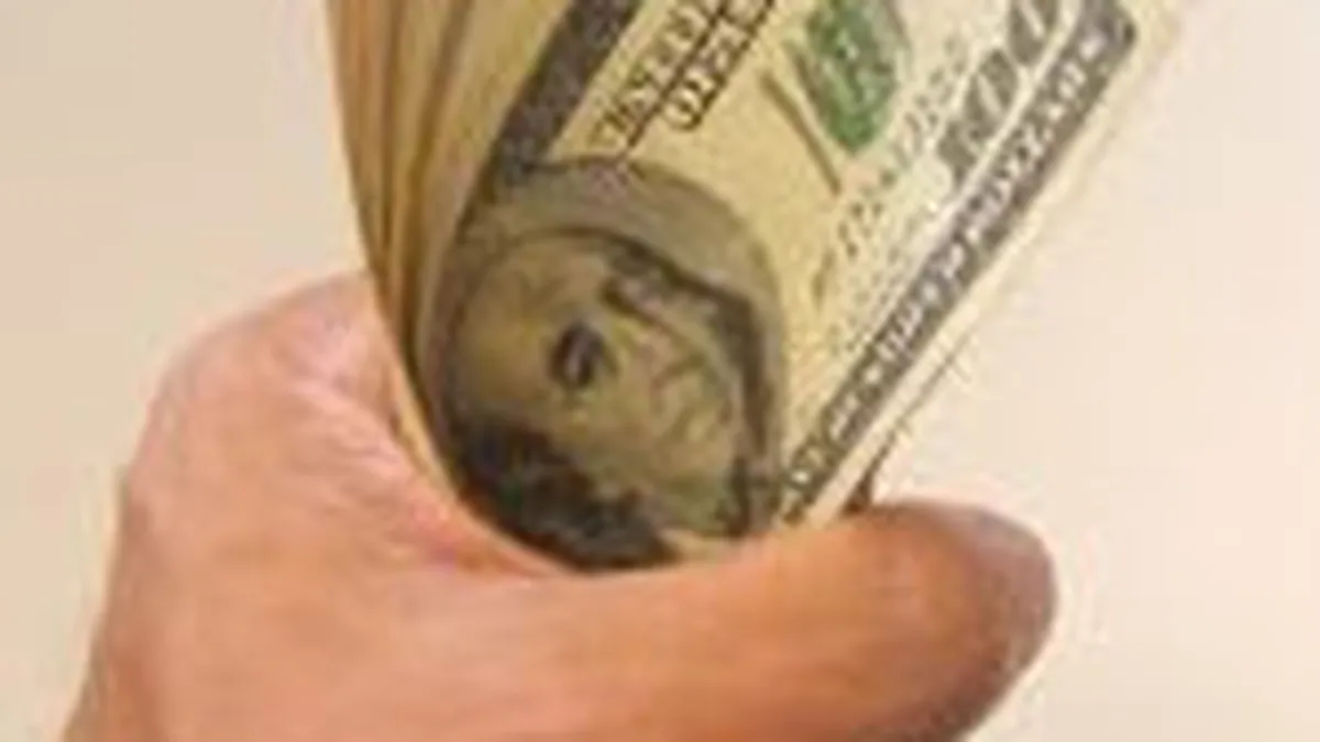 Bancile s-au saturat sa stea pe gramada de bani, dar nici nu dau drumul la credite