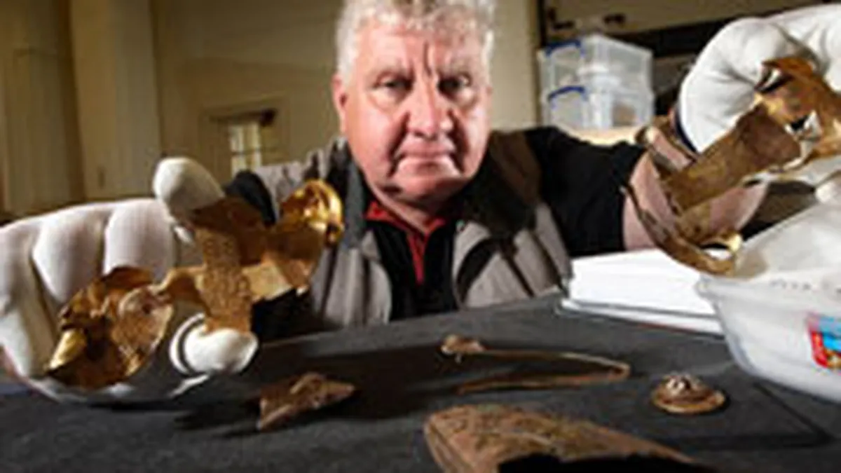 Un vanator de comori a gasit 1.500 de piese de aur si argint cu un detector de metale