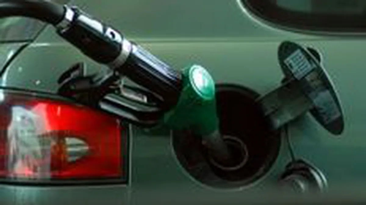 Comisia Europeana va propune o taxa de carbon pe benzina