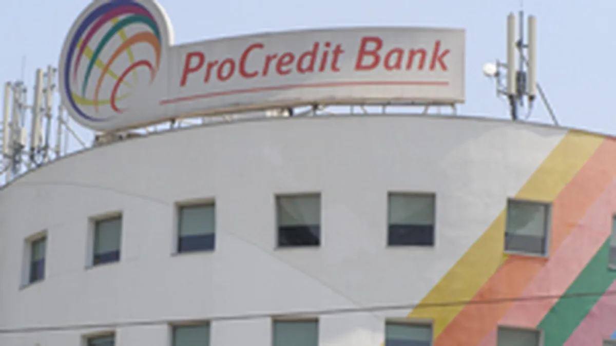 Fitch a revizuit in scadere ratingul individual al ProCredit Bank Romania