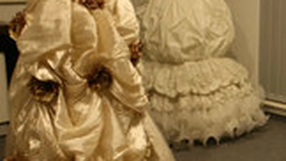 Cea mai scumpa rochie expusa in showroom-ul designerul Cosmina Englizian valoreaza 30.000 euro