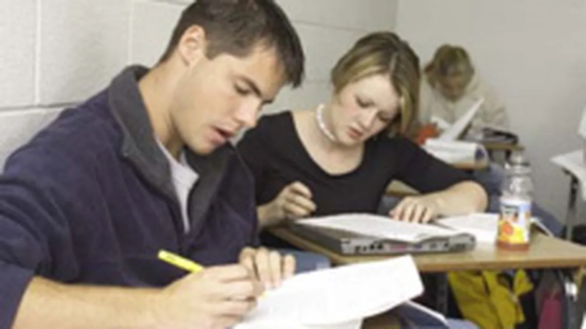 Studentii care lucreaza ca interni au sperante mai mici ca vor fi angajati - studiu