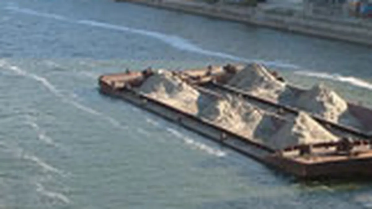 O firma italiana va consolida 200 metri din malul Canalului Dunare-Marea Neagra, pentru 3,5 mil. lei