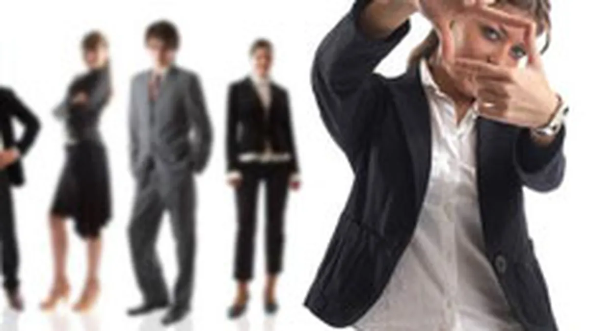 Omul post-criza: Mananca fast-food, se imbraca ieftin, merge cu Loganul si vorbeste la un telefon cu cartela