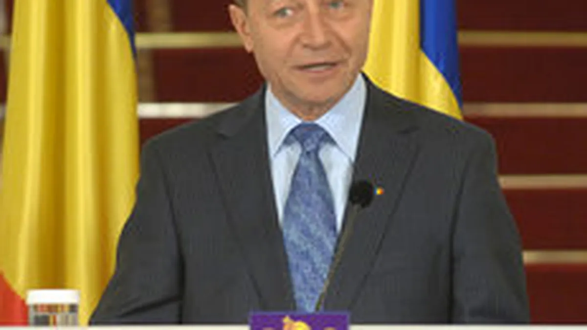 Basescu ar putea fi dat in judecata pentru ca a pus culoarea violet pe stema nationala